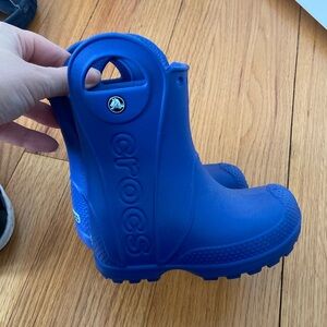 Crocs boys rain boots in blue